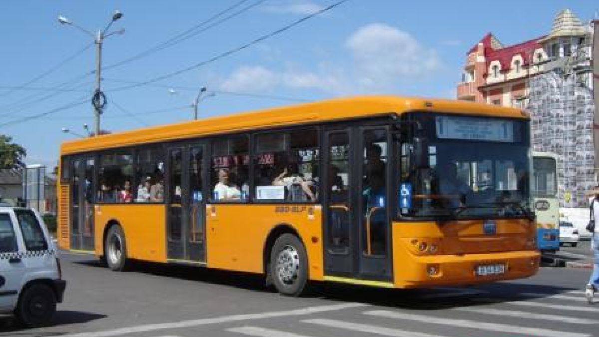 Мъж счупи рамо при падане от автобус