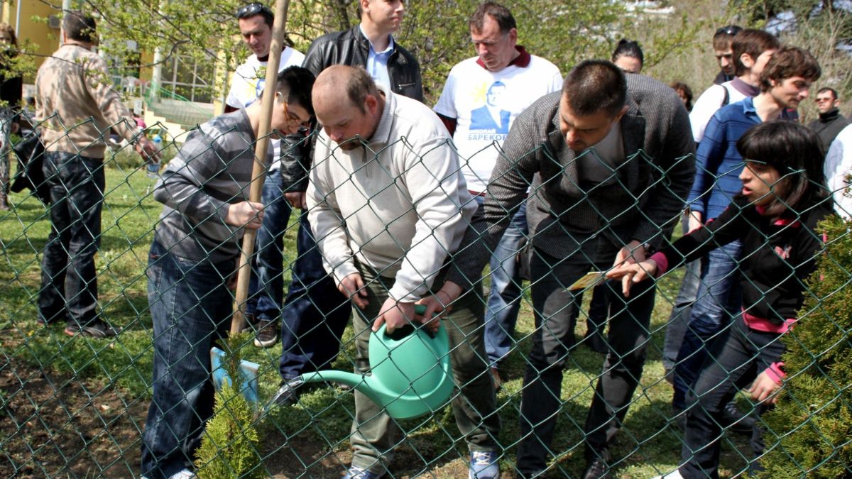 Бареков засади кипарис в Центъра за възрастни с умствени увреждания във Варна