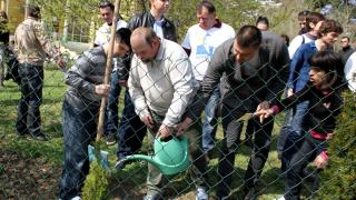 Бареков засади кипарис в Центъра за възрастни с умствени увреждания във Варна