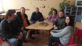 Младежите от БСП раздадоха яйца в пернишка детска градина