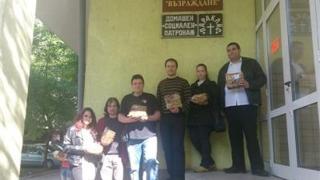 Младежи социалисти дариха козунаци на стари хора в Русе 