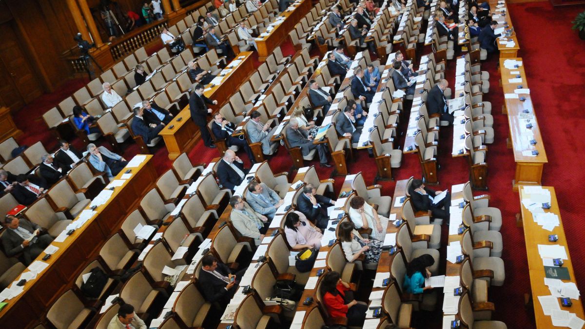 Депутатите прекарали общо 671 дни зад граница