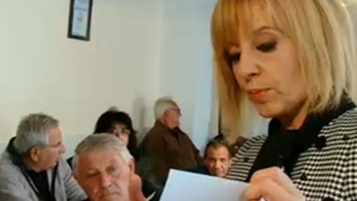 Мая Манолова строи баби за открит урок по гласуване