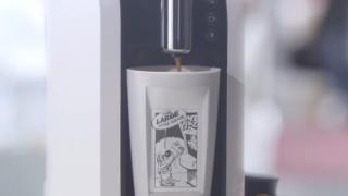 Умна чаша сервира кафе с вестник (ВИДЕО)