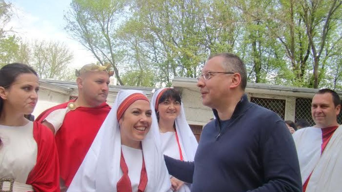 Млади социалисти посрещнаха Станишев с дарове и пожелания в "Арбитус"
