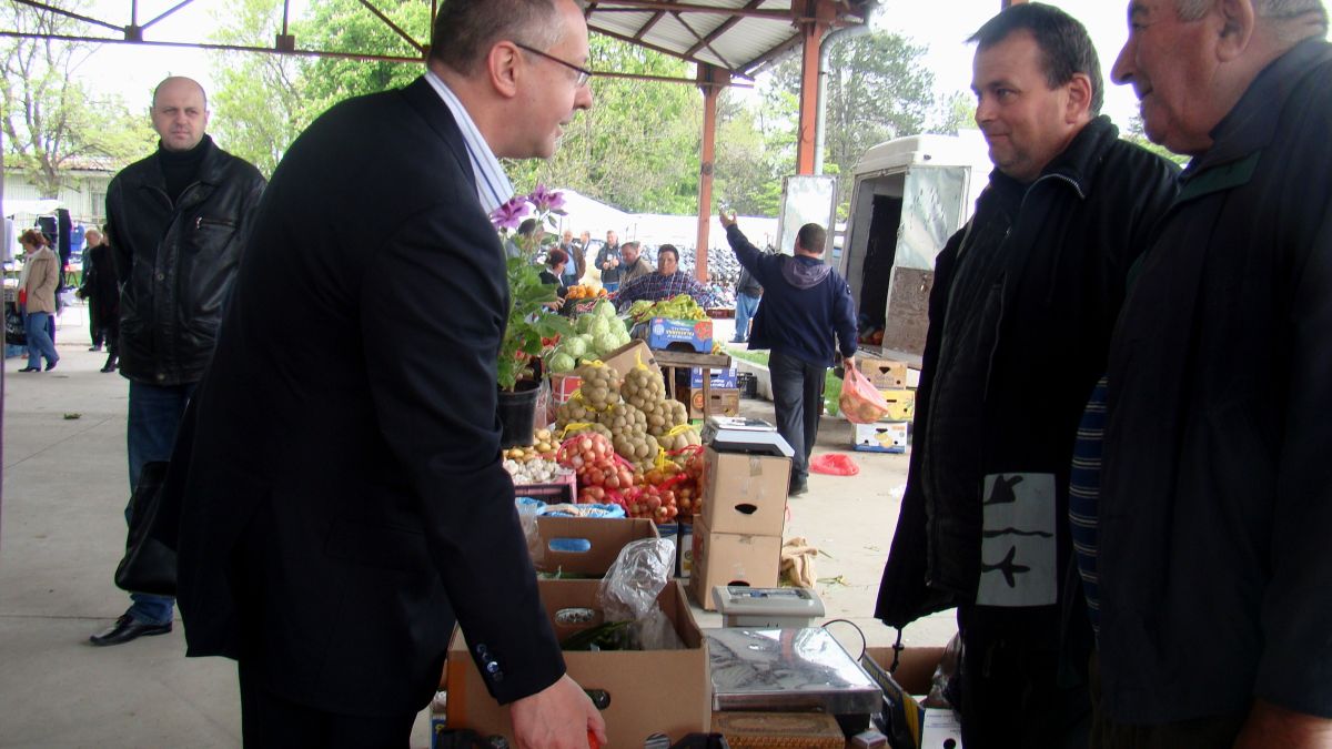 Станишев откри кампанията и пазарния ден в Антоново (СНИМКИ)