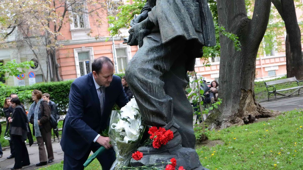 БСП връща Вапцаров в градинката на Художествената галерия (ГАЛЕРИЯ)