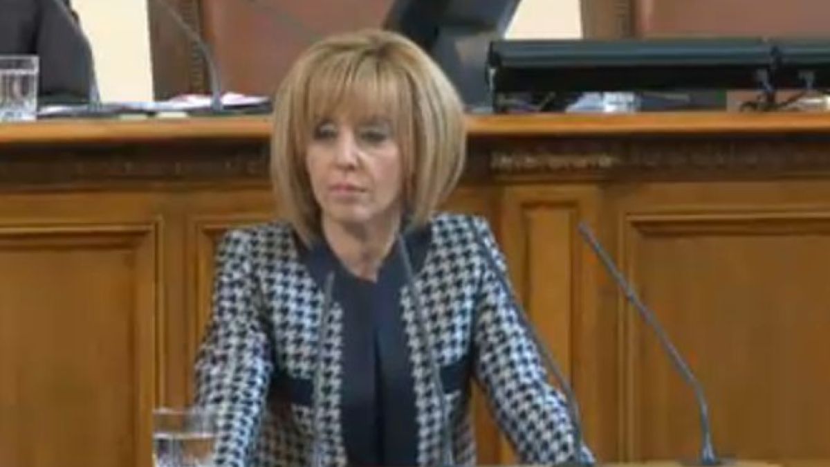 Мая Манолова оцеля на поста си след второ искане за оставка