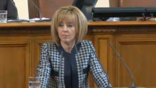 Мая Манолова оцеля на поста си след второ искане за оставка