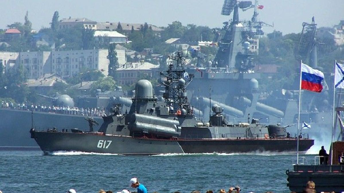 Невероятен военен парад по суша, море и въздух в Севастопол разсърди Запада (ВИДЕО)