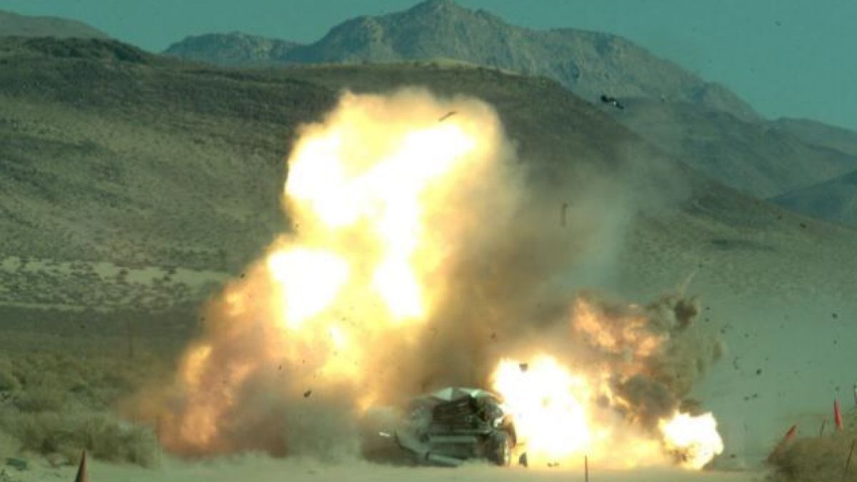 Невероятни кадри: Дрон поразява с ракета автомобил, движещ се със 100 километра в час (ВИДЕО)