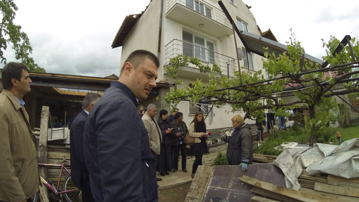 Бареков дари лични средства на пострадалите от смерча в Чепинци 
