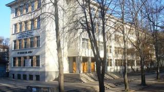 Испанската гимназия с обновен двор