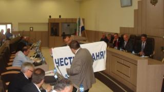 Шеги и закачки в Общинския съвет в Бургас: ГЕРБ посрещат БСП с плакат "Честита баня"(ВИДЕО)