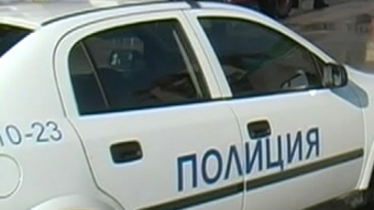 Наркодилър вилня по време на ареста си, рита и блъска патрулка