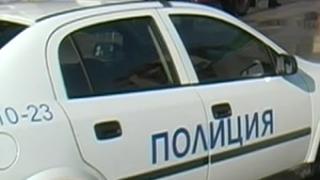 Наркодилър вилня по време на ареста си, рита и блъска патрулка