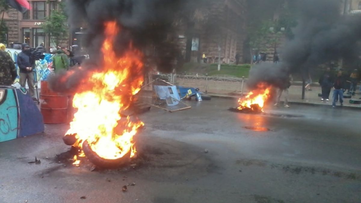 Хвърлят коктейли "Молотов" на "Майдана" 