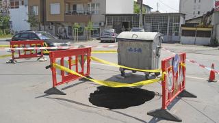 Малка количка направи огромна дупка в асфалта