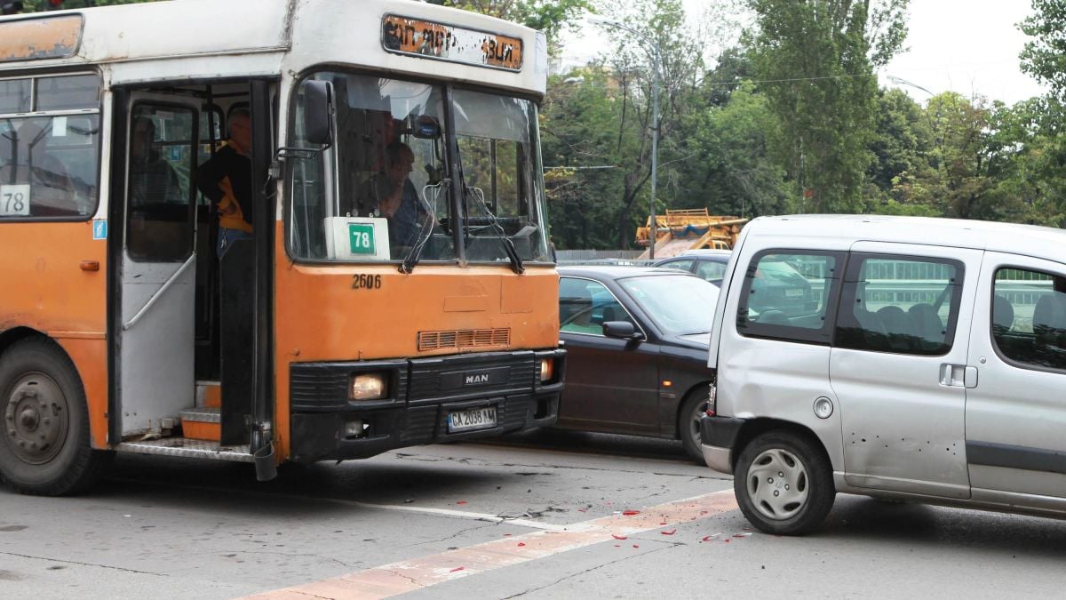 Автобус 78 блъсна автомобил на столично кръстовище