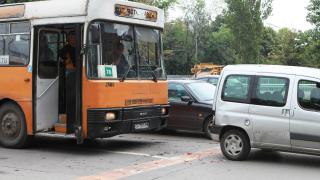 Автобус 78 блъсна автомобил на столично кръстовище