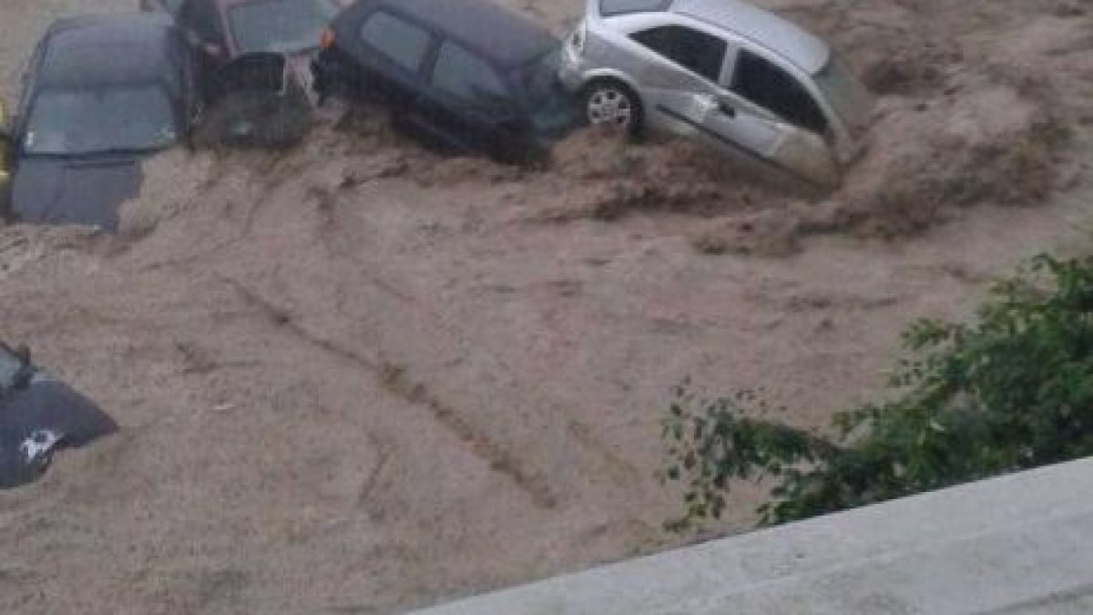 Ад в "Аспарухово": Водата подмята колите като детски играчки!