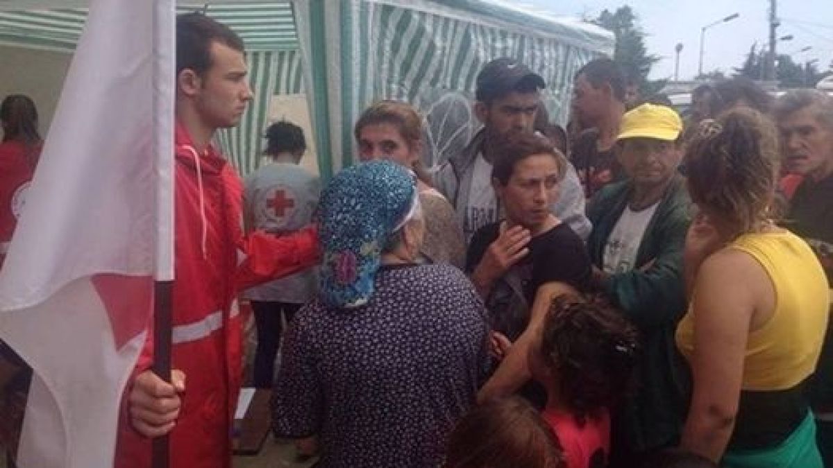 Роми товарят чували с хранителни помощи в "Мерцедеси" (СНИМКИ)