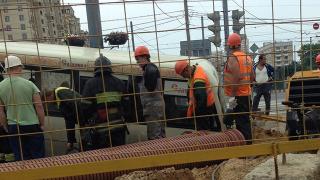 Автобус пропадна в яма на московското метро (ВИДЕО)