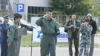 Армията облича летците за 450 000 лева