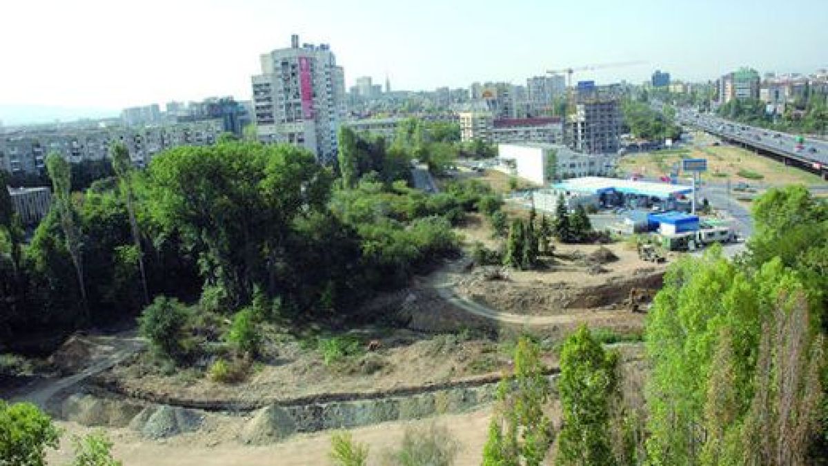 Голи и наркомани окупираха парка край Мусагеница