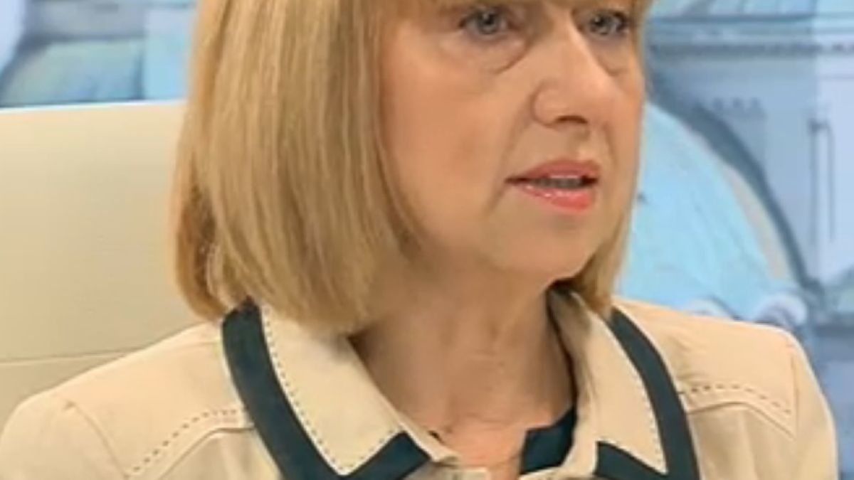 Клисарова: Автори на учебници взимат по 134 хиляди лева хонорар!