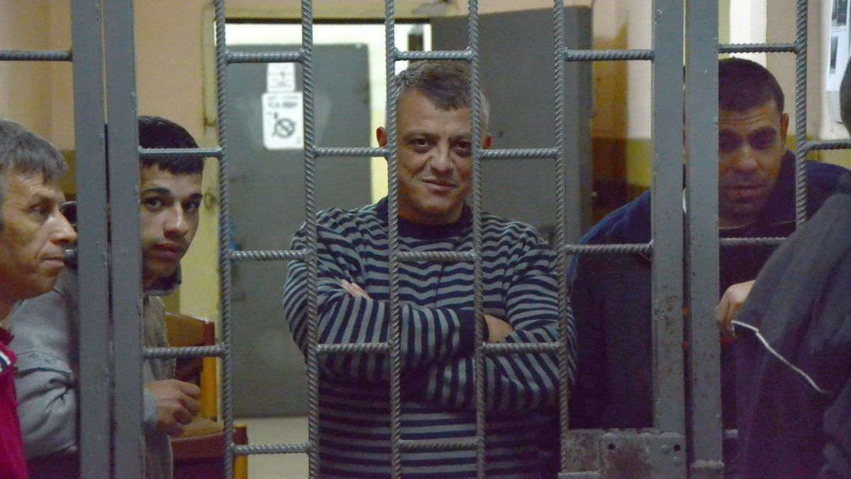 Примката около врата на Петното се затяга