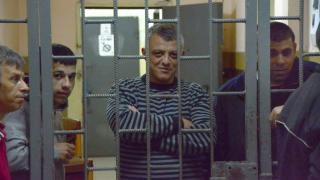 Примката около врата на Петното се затяга