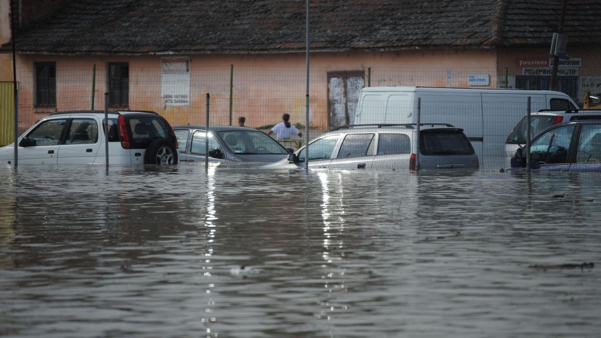 Водната стихия отнесе цял квартал в Бяла Слатина