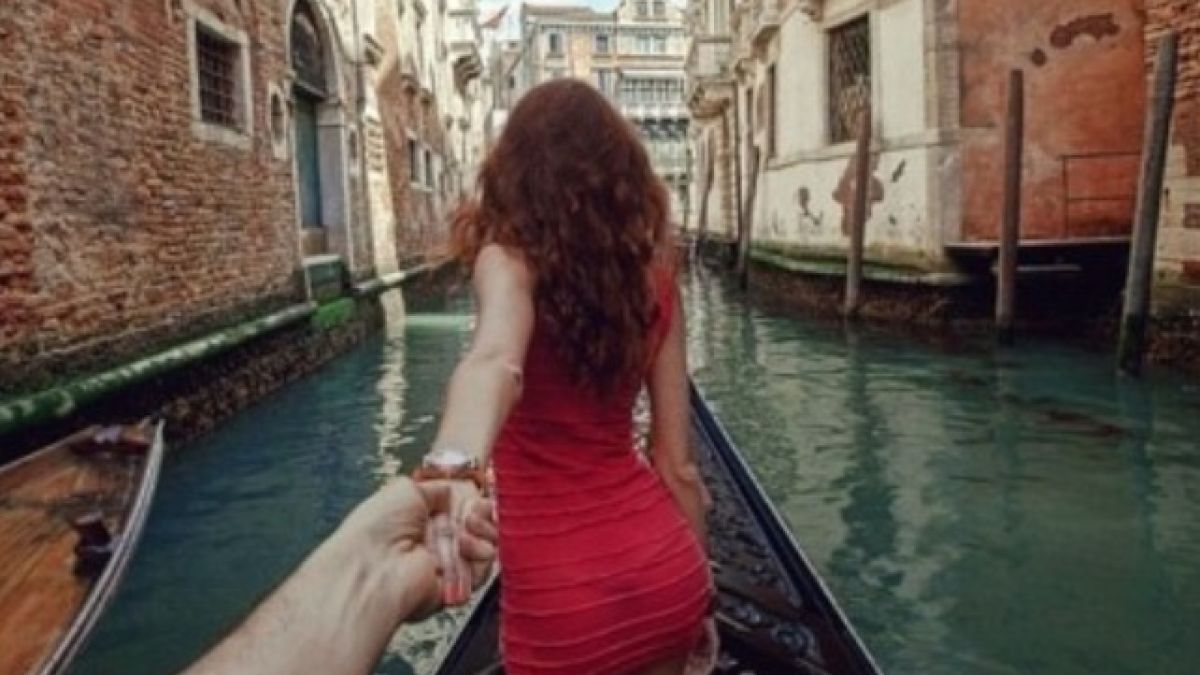 Разголена мода за маниашкото селфи "Follow me"