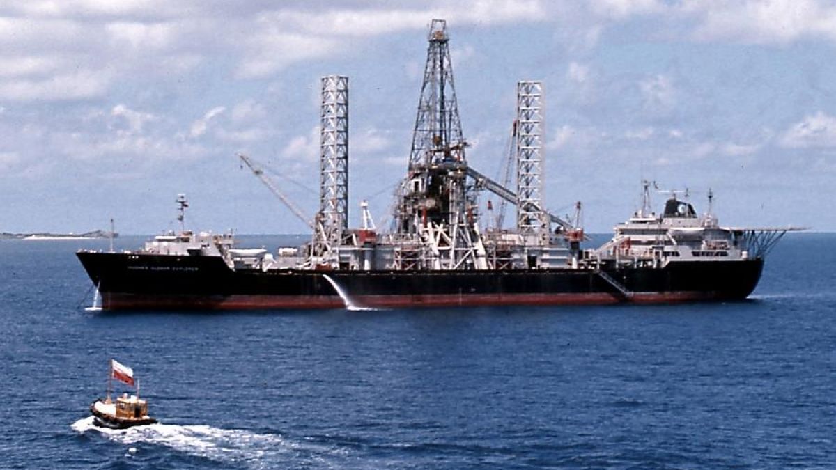 12.8.1974 г.: Операция на ЦРУ вади от Тихия океан част от съветската ракетна подводница К-129