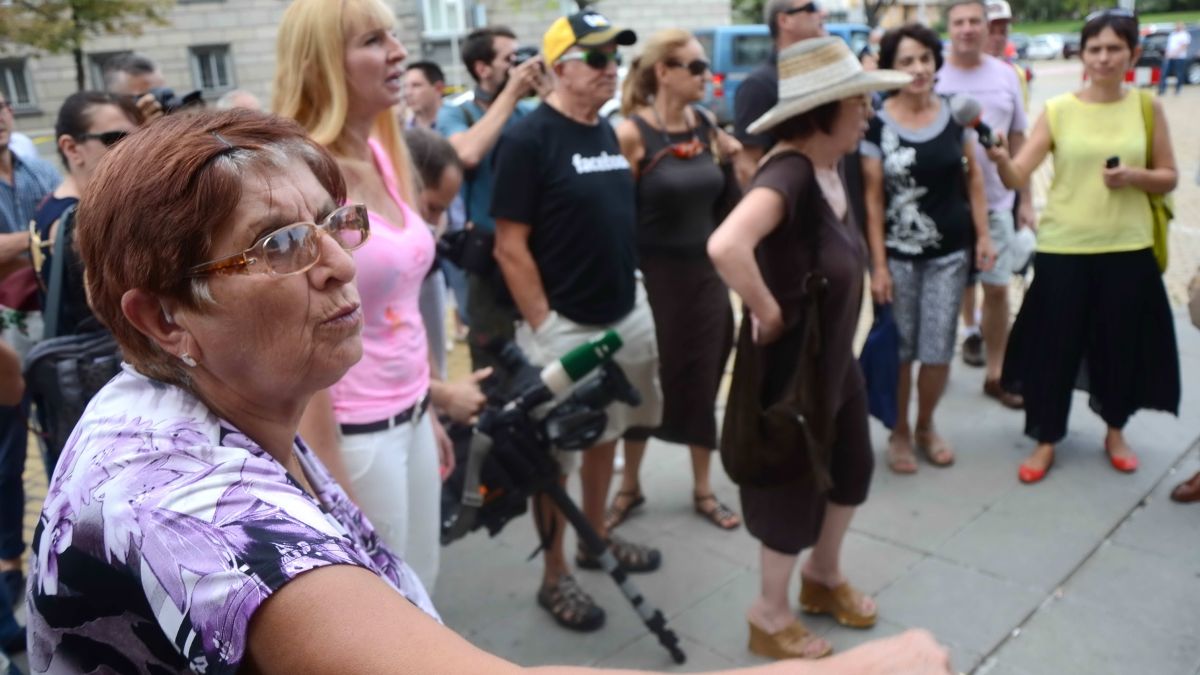 Протест пред БНБ: 200 искат оставката на Иван Искров!
