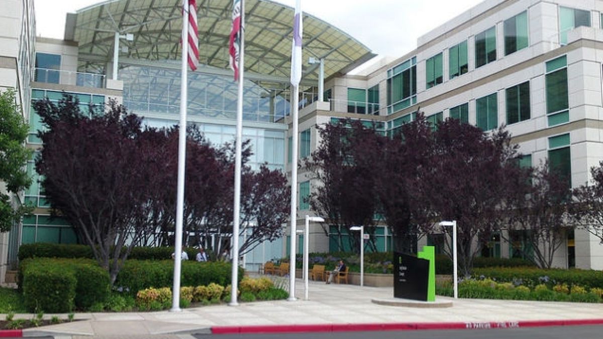 Apple призна, че съхранява потребителски данни на китайски сървъри