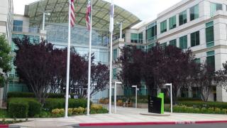 Apple призна, че съхранява потребителски данни на китайски сървъри