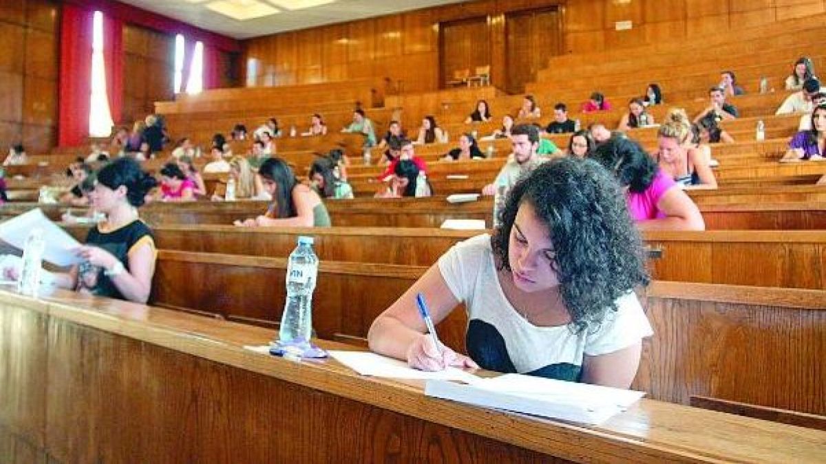 Вузовете търсят студенти до дупка