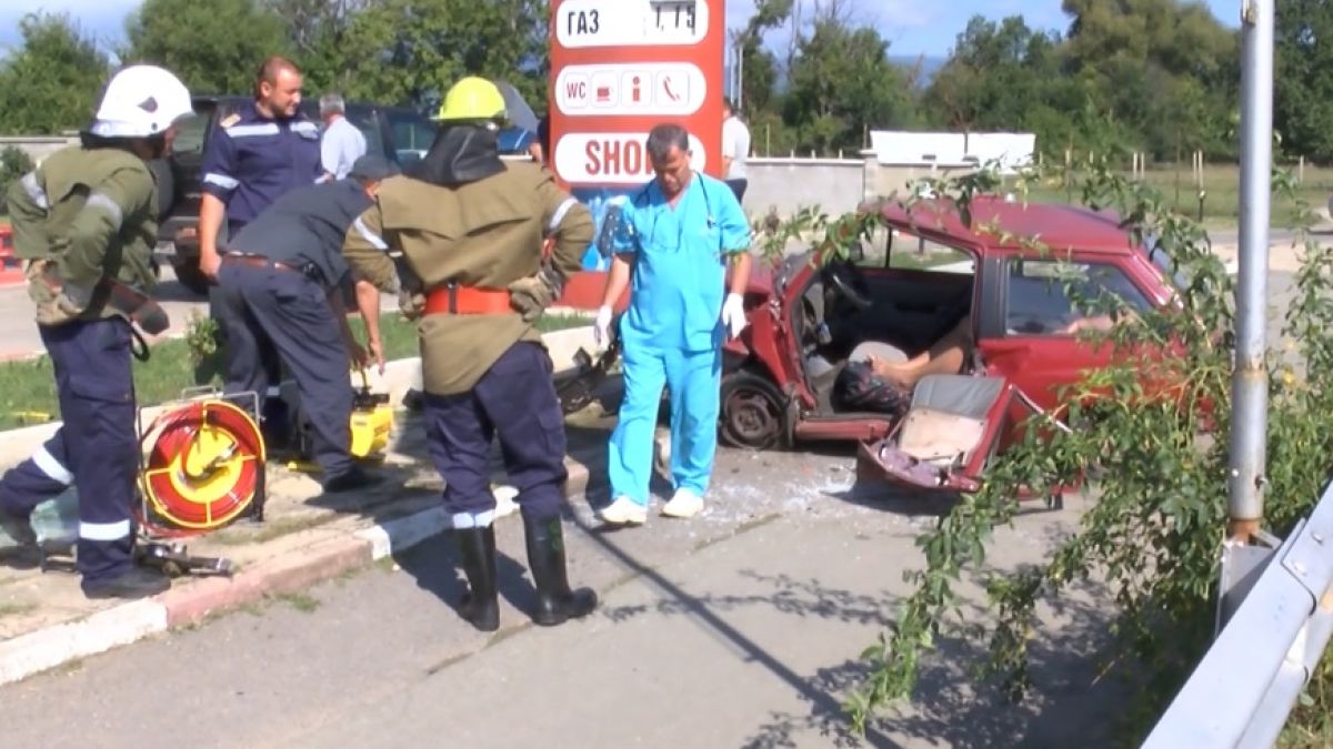 Адски сблъсък на пътя, не могат да извадят ранено момче от ламарините 