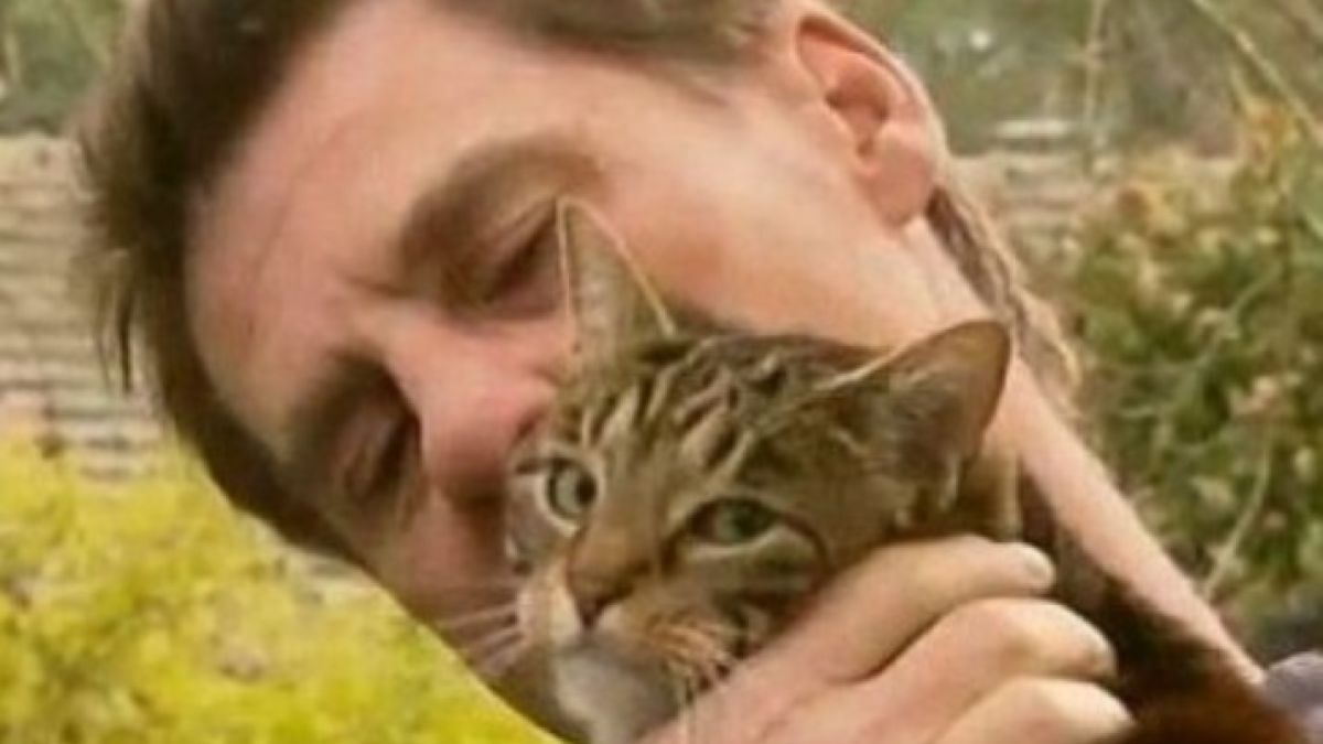 Котка спаси стопанина си от явна смърт