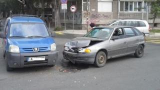 Бургазлийка се заби в баничарка в центъра на града