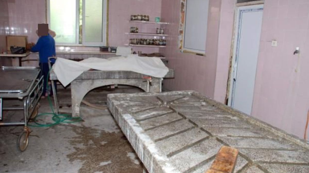 Санитар от морга върти бизнес с трупове във Враца
