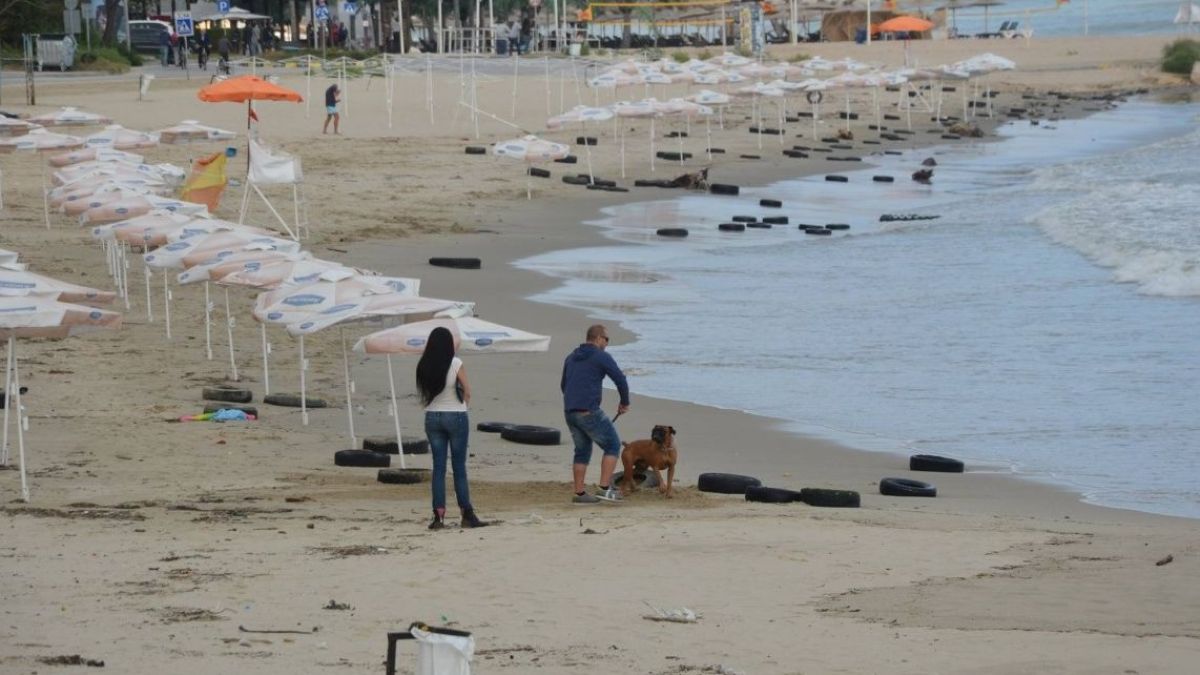 Морето изхвърли стотици гуми на плажа във Варна