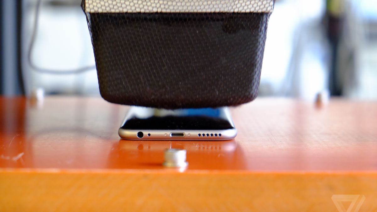 Apple показа тайната си лаборатория за изпитания на iPhone (СНИМКИ/ВИДЕО)