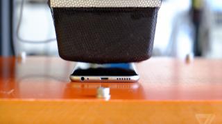 Apple показа тайната си лаборатория за изпитания на iPhone (СНИМКИ/ВИДЕО)