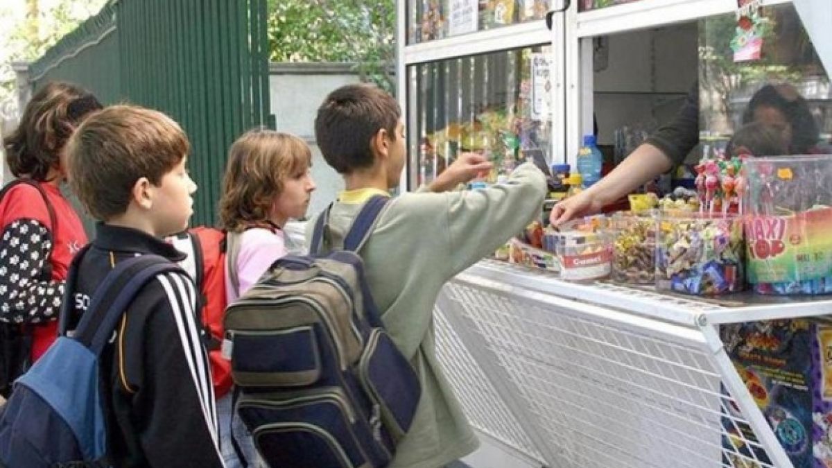 Внимание! Опасни храни в училищните лавки 