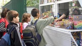 Внимание! Опасни храни в училищните лавки 