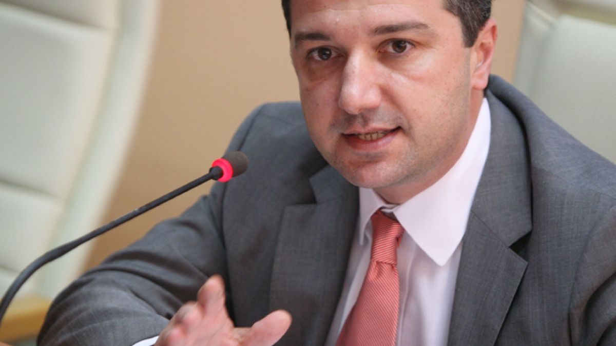 Стойнев се хвали, човекът с яйцата го цака