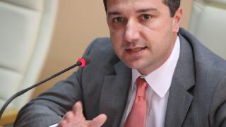 Стойнев се хвали, човекът с яйцата го цака
